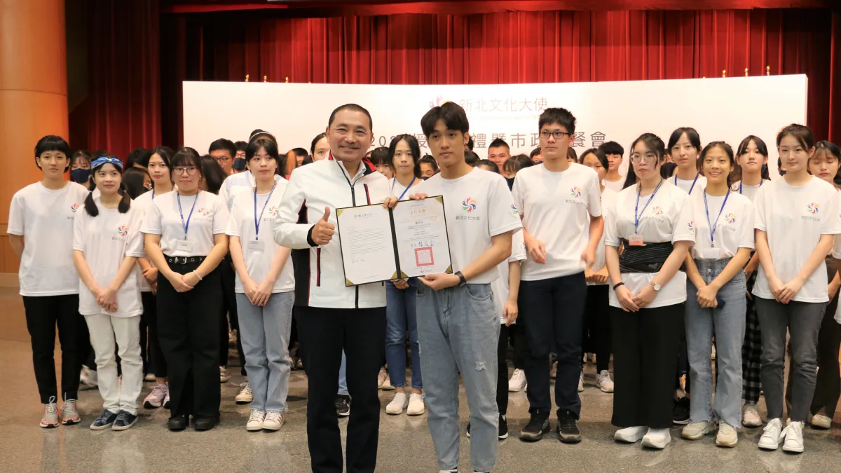 新北市長侯友宜(前排左)親自為通過110年新北文化大使培訓的青年學子授予證書。(圖/新北市政府文化局提供)