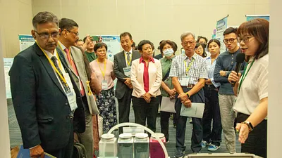 環境部次長施文真與印度貴賓代表參觀展示會場。(圖/環境部提供)