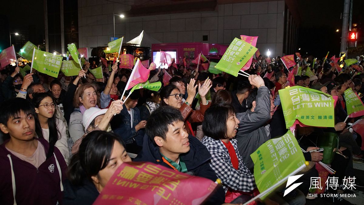 蔡英文競選總部開票現場,湧入許多年輕人搖旗吶喊。(盧逸峰攝) 蔡英文競選總部開票現場,湧入許多年輕人搖旗吶喊。(盧逸峰攝)