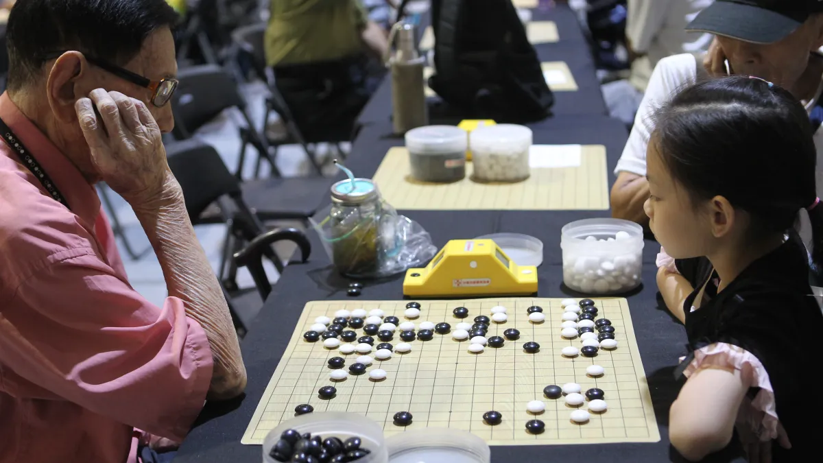 富邦甲子盃圍棋老少對弈,當90歲爺爺對上8歲小妹妹,年齡不再是距離。(圖/ 台北富邦銀行基金會提供)