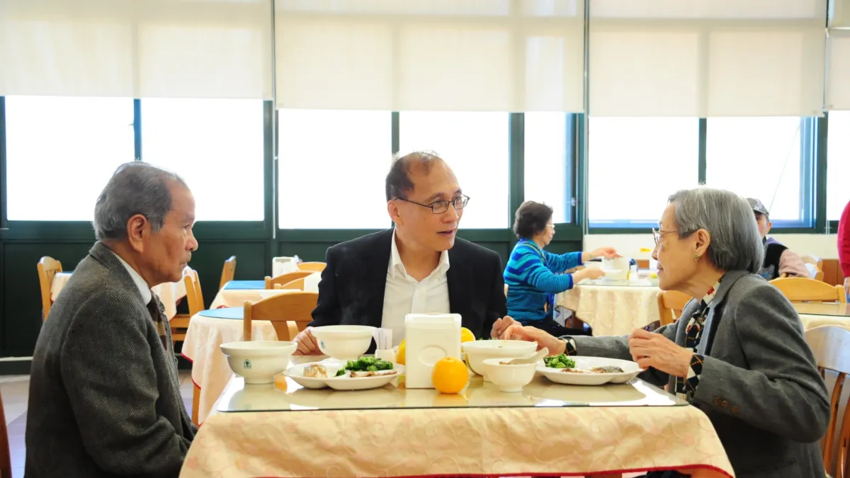 行政院長林全今(18)日參訪新北市三芝雙連安養中心,表示希望建立全國的長照體系及產業,並期盼結合健康福祉產業的開發,推展海外市場。(取自行政院)