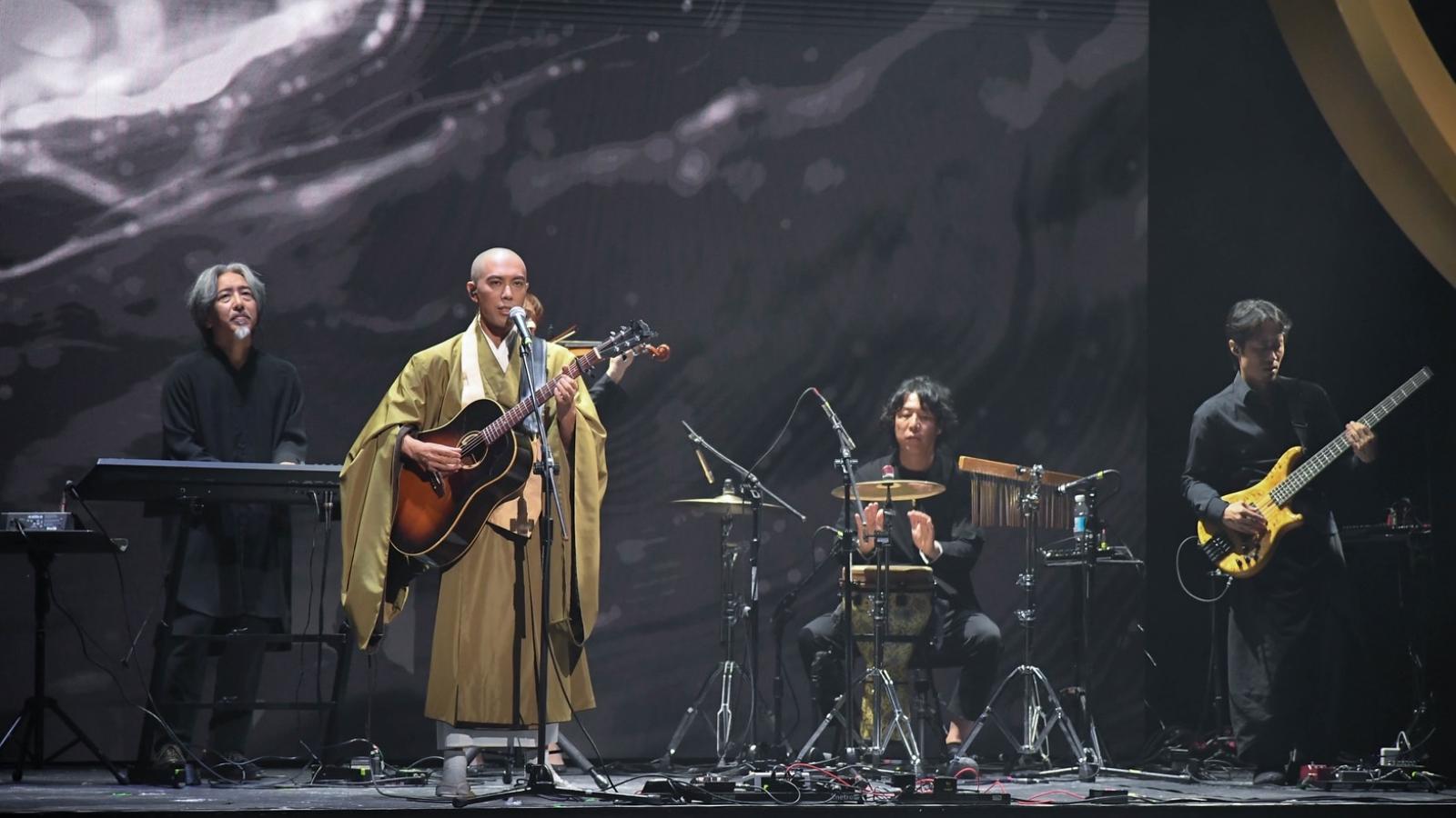 最帥和尚來了!藥師寺寬邦首登傳藝金曲獎 唱般若心經攜三大戲曲名家福祿壽開台