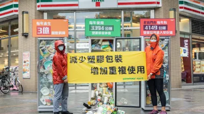 環保團體「綠色和平」28日在統一超商前發起行動,要求統一超商儘速減少塑膠包裝,改以重複使用模式。(綠色和平提供)