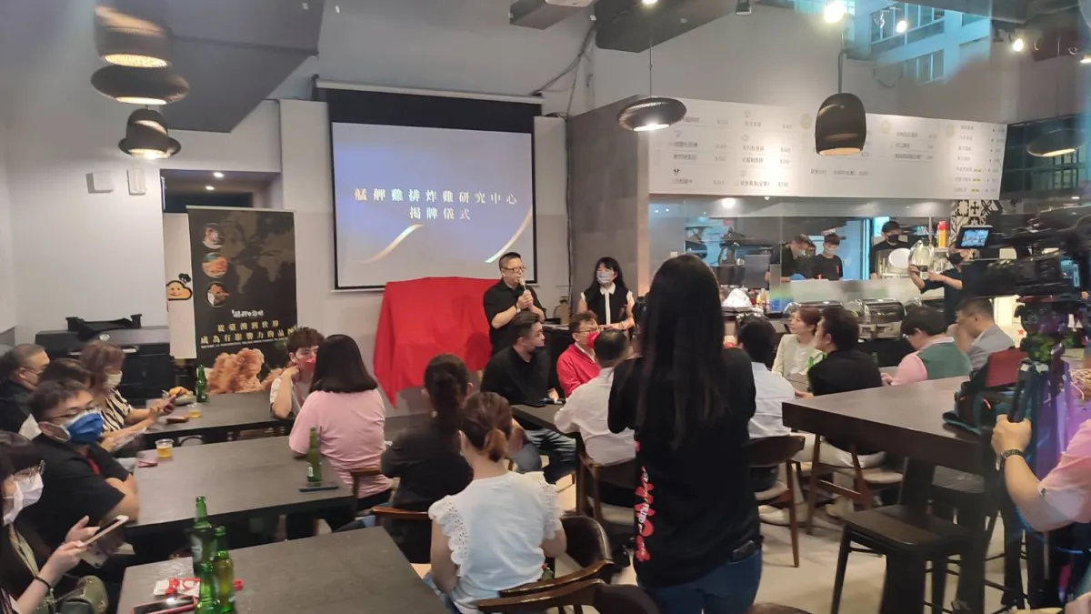 艋舺雞排總部提供加盟主各類型教育訓練。(圖/艋舺雞排提供)