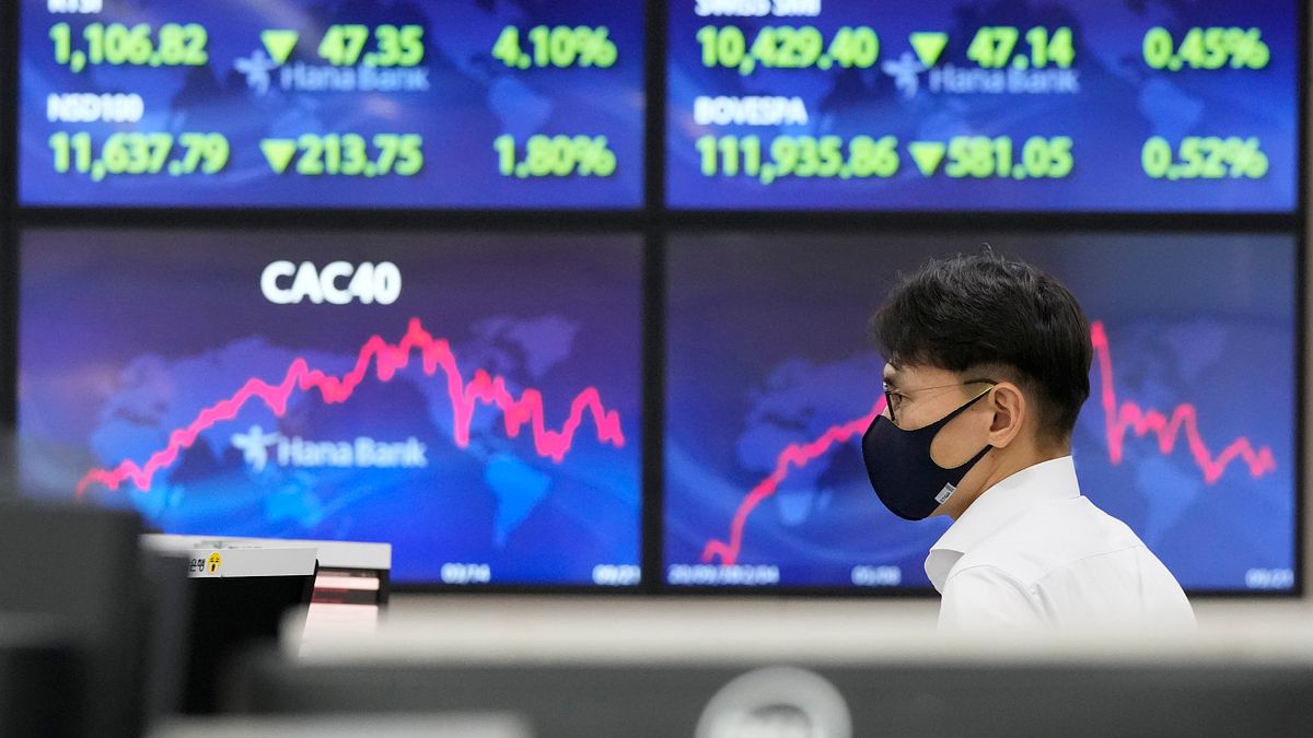 2022年9月22日,南韓首爾,韓亞銀行外匯交易員正盯著螢幕(美聯社) 2022年9月22日,南韓首爾,韓亞銀行外匯交易員正盯著螢幕(美聯社)