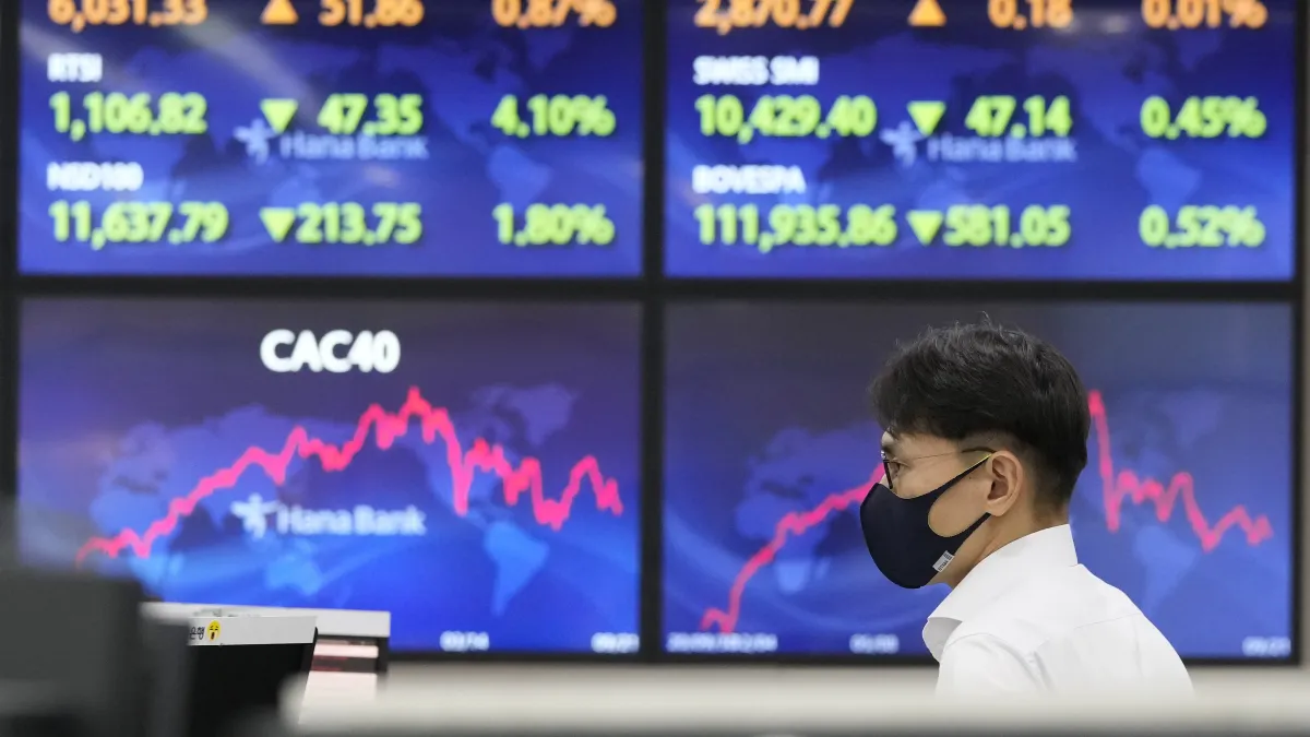 2022年9月22日,南韓首爾,韓亞銀行外匯交易員正盯著螢幕(美聯社)