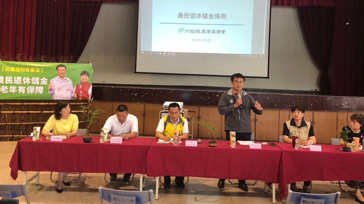 對於新上路的「農民退休儲金制度」,農委會及行政院中部辦公室開始舉辦公說明會。(圖/行政院中部辦公室提供) 對於新上路的「農民退休儲金制度」,農委會及行政院中部辦公室開始舉辦公說明會。(圖/行政院中部辦公室提供)