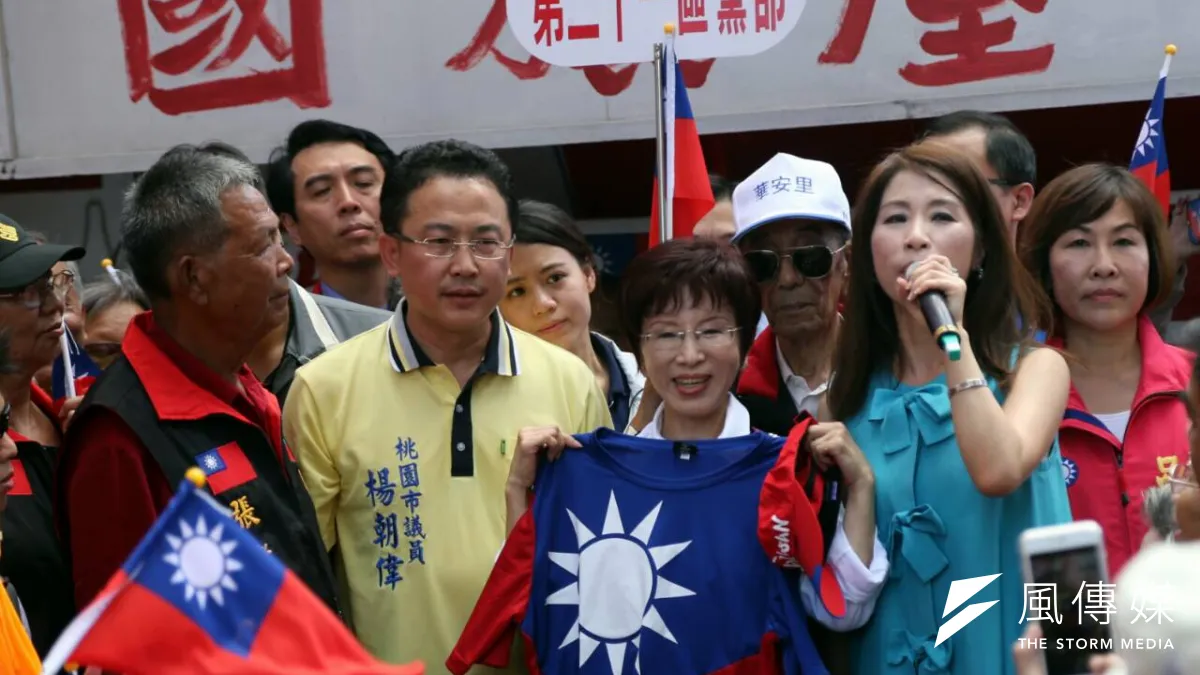 國民黨總統參選人洪秀柱13日赴中壢國旗屋拚場。(吳逸驊攝)