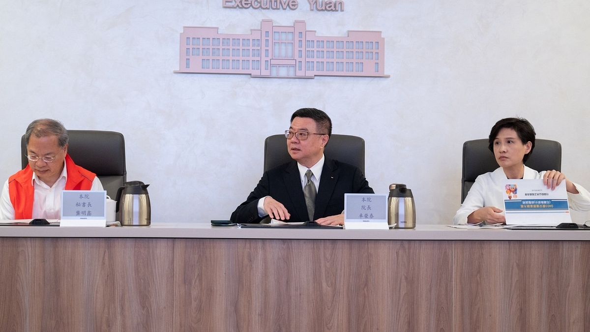 行政院長卓榮泰(中)召開「0403震災復原重建方案」推動專案會議。(行政院提供) 行政院長卓榮泰(中)召開「0403震災復原重建方案」推動專案會議。(行政院提供)