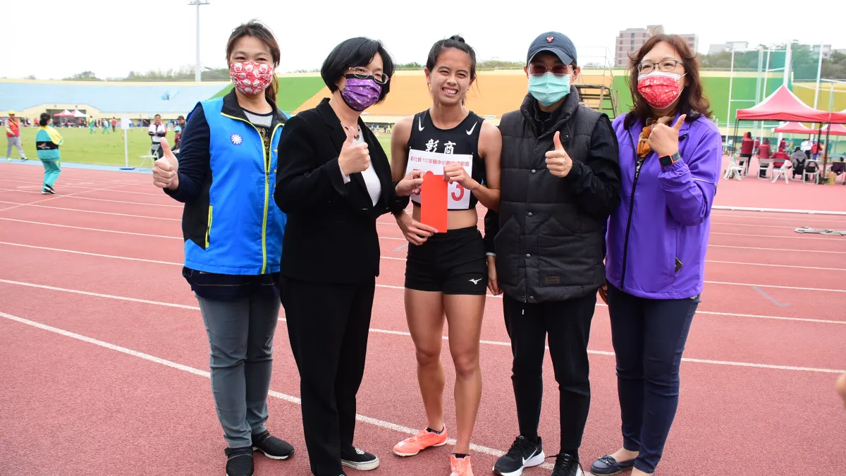彰化縣110年中小學聯合運動會,彰化縣長王惠美3日下午到會為參賽選手加油打氣-彰化高商王苡瑄同學在高女1500公尺決賽中以4分49秒46成績破4分56秒15大會紀錄,王惠美縣長頒發破大會紀錄獎金給選手。(圖/彰化縣政府提供)