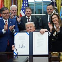 2025年11月12日深夜、米国のトランプ大統領がホワイトハウスで支出法案に署名し、43日間の政府閉鎖という政治劇に終止符を打った。(写真/AP通信提供) 2025年11月12日深夜、米国のトランプ大統領がホワイトハウスで支出法案に署名し、43日間の政府閉鎖という政治劇に終止符を打った。(写真/AP通信提供)