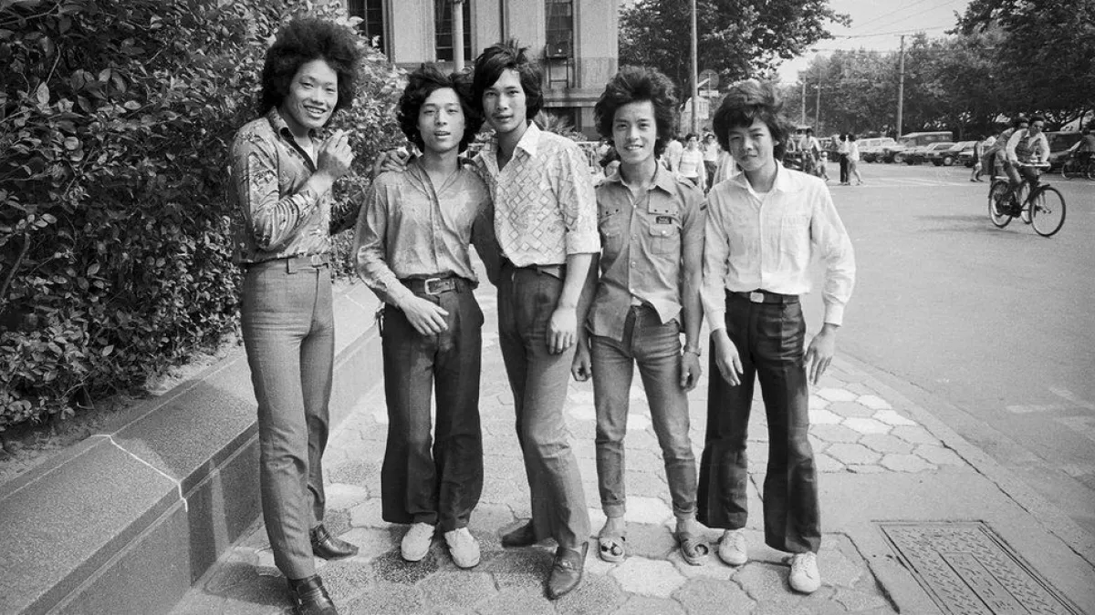 1985年,5位打扮前衛的年輕人在上海外灘。(BBC中文網)