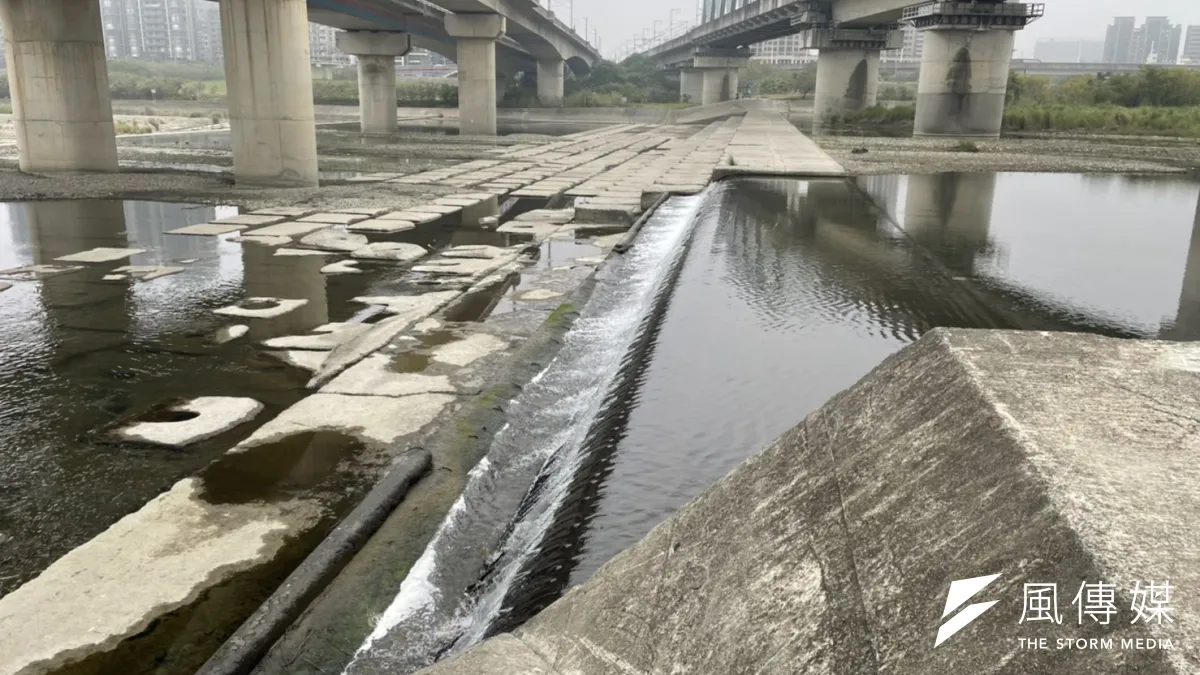 新竹縣市約102萬居民,飲用水多來自「頭前溪地面伏流水」,上、中游還被發現分別有工業、家庭廢水排入,但去年底「喝好水」公投案過關後,情況可能改善嗎?(唐筱恬攝)