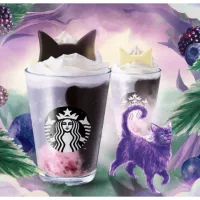スターバックスは10月9日より、紫色の猫をモチーフにした限定フラペチーノや黒いスコーンサンドを発売し、店内外で楽しめるハロウィンシーズンを展開する。(写真/スターバックス コーヒー ジャパンPR事務局提供) スターバックスは10月9日より、紫色の猫をモチーフにした限定フラペチーノや黒いスコーンサンドを発売し、店内外で楽しめるハロウィンシーズンを展開する。(写真/スターバックス コーヒー ジャパンPR事務局提供)