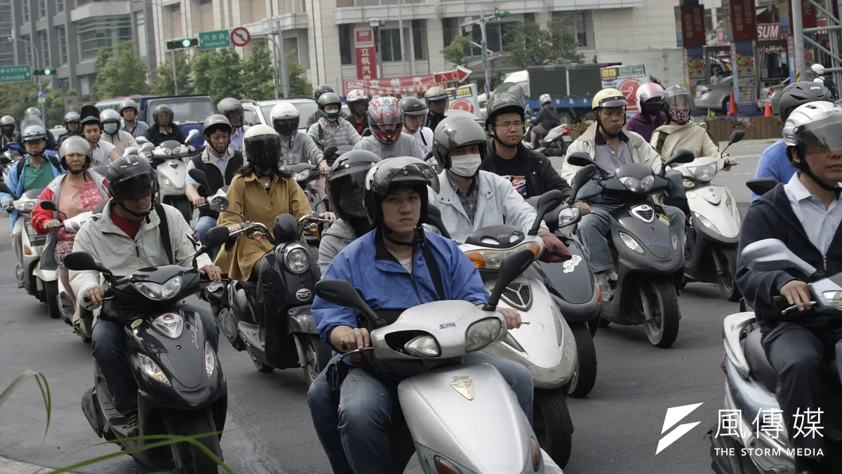 為減少機車事故發生,公路總局預計新增4項路考項目,兩段式左轉、變換車道、停車再開以及直角轉彎。(吳逸驊攝)