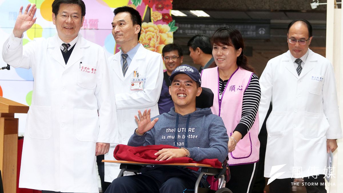 特戰官兵秦良丰復原狀況良好,5日上午由內湖三軍總醫院轉院至國軍高雄總院,進行下一階段復健。(蘇仲泓攝) 特戰官兵秦良丰復原狀況良好,5日上午由內湖三軍總醫院轉院至國軍高雄總院,進行下一階段復健。(蘇仲泓攝)