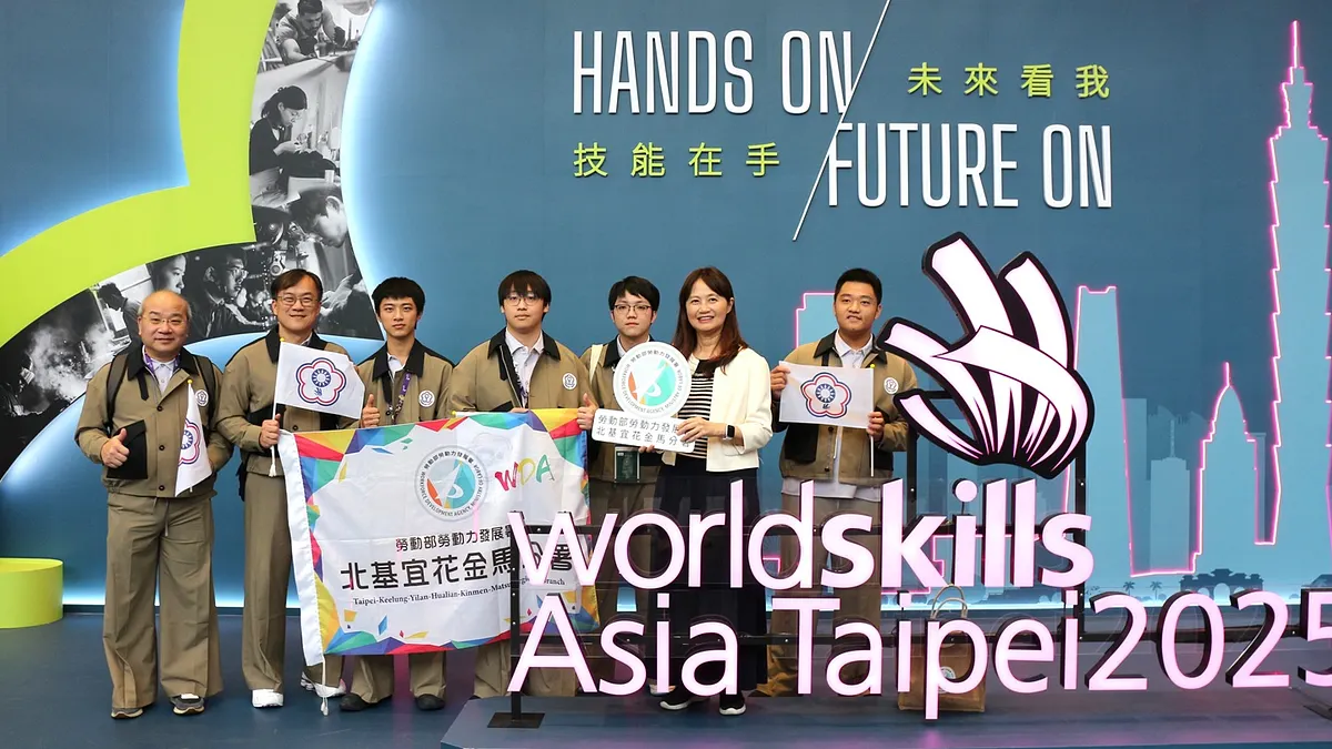 2025亞洲技能競賽圓滿落幕,北分署沈文麗分署長、青少年組網頁技術金牌高繼翊、冷凍空調金牌陳建凱、網頁技術銀牌林碩斌;工業控制金牌林宥融;南港高工王世超主任、北科附工黃文林組長合影。(圖/勞動力發展署北分署提供) 2025亞洲技能競賽圓滿落幕,北分署沈文麗分署長、青少年組網頁技術金牌高繼翊、冷凍空調金牌陳建凱、網頁技術銀牌林碩斌;工業控制金牌林宥融;南港高工王世超主任、北科附工黃文林組長合影。(圖/勞動力發展署北分署提供)