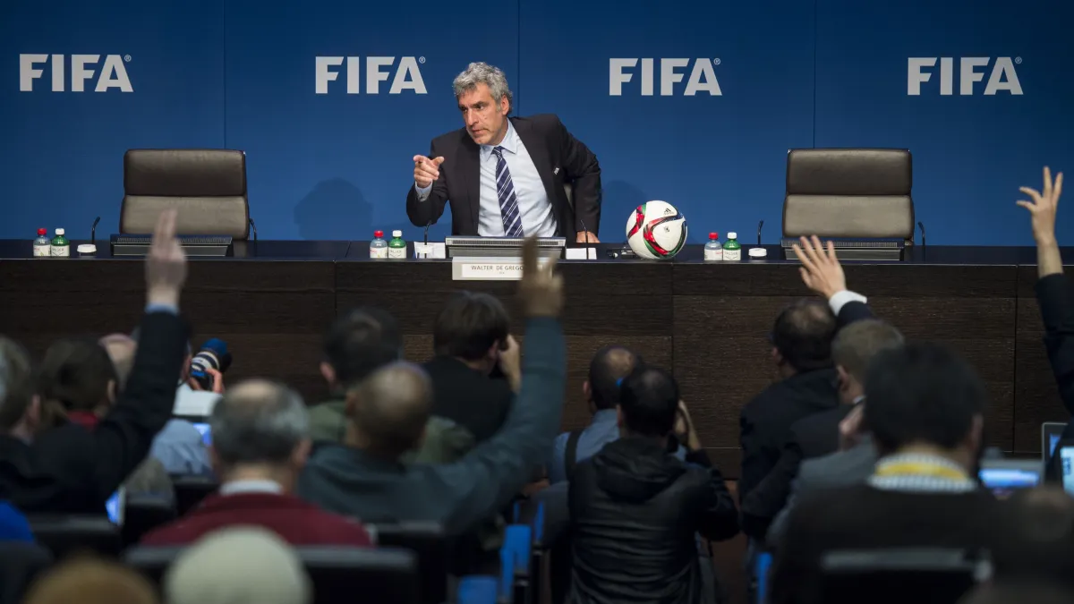 上月27日,FIFA公關主任葛瑞哥利歐召開記者會,將調查俄羅斯與卡達取得世足賽主辦權的過程。(美聯社)