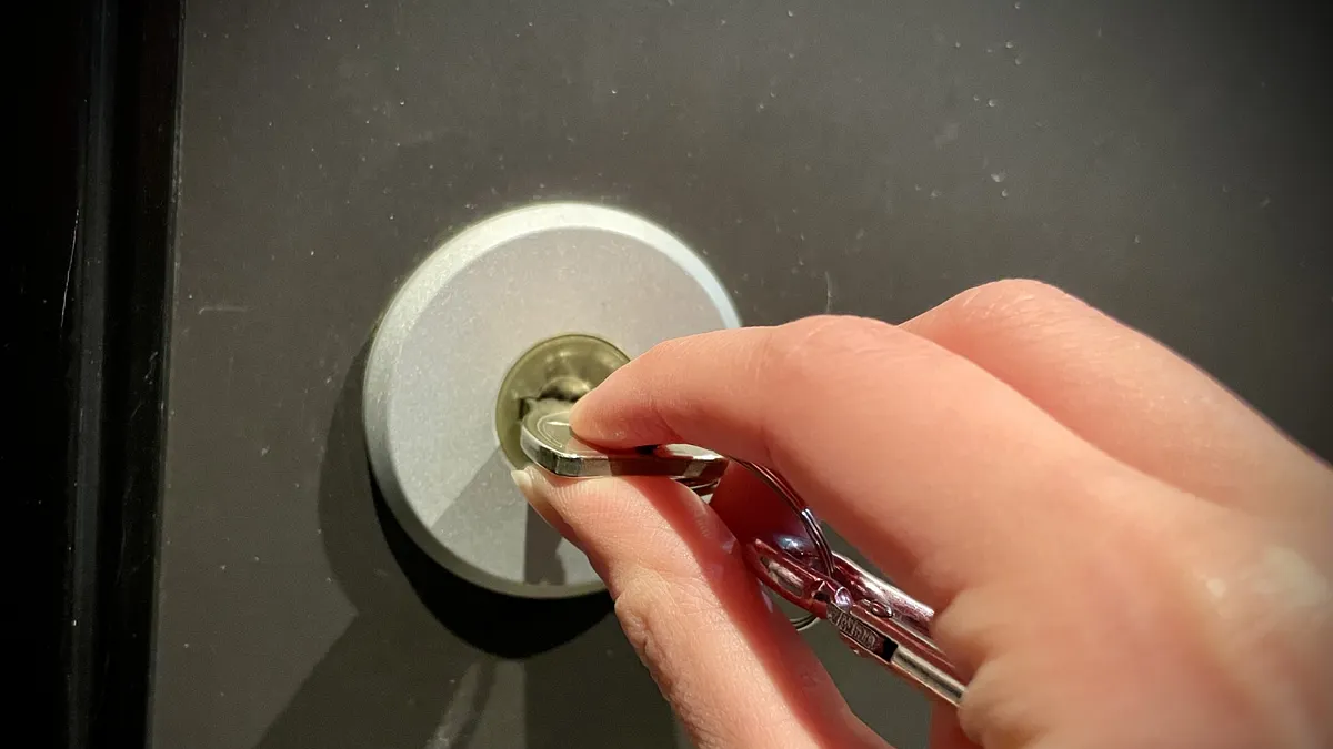 家裡大門要用電子鎖還是傳統鎖?(示意圖/取自photo-ac) 家裡大門要用電子鎖還是傳統鎖?(示意圖/取自photo-ac)