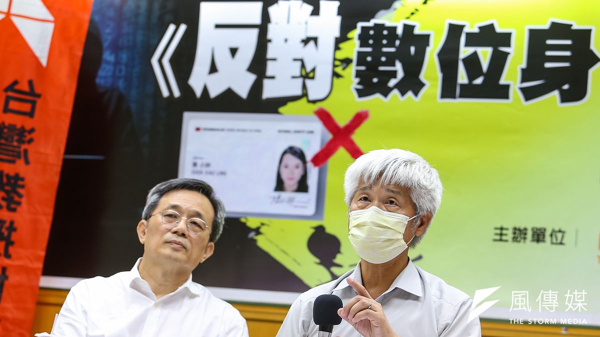 清大電機系教授呂忠津(右)、中研院資訊科學研究所研究員何建明(左)出席台教會召開「反對數位身份證倉促上路」記者會。(顏麟宇攝) 清大電機系教授呂忠津(右)、中研院資訊科學研究所研究員何建明(左)出席台教會召開「反對數位身份證倉促上路」記者會。(顏麟宇攝)
