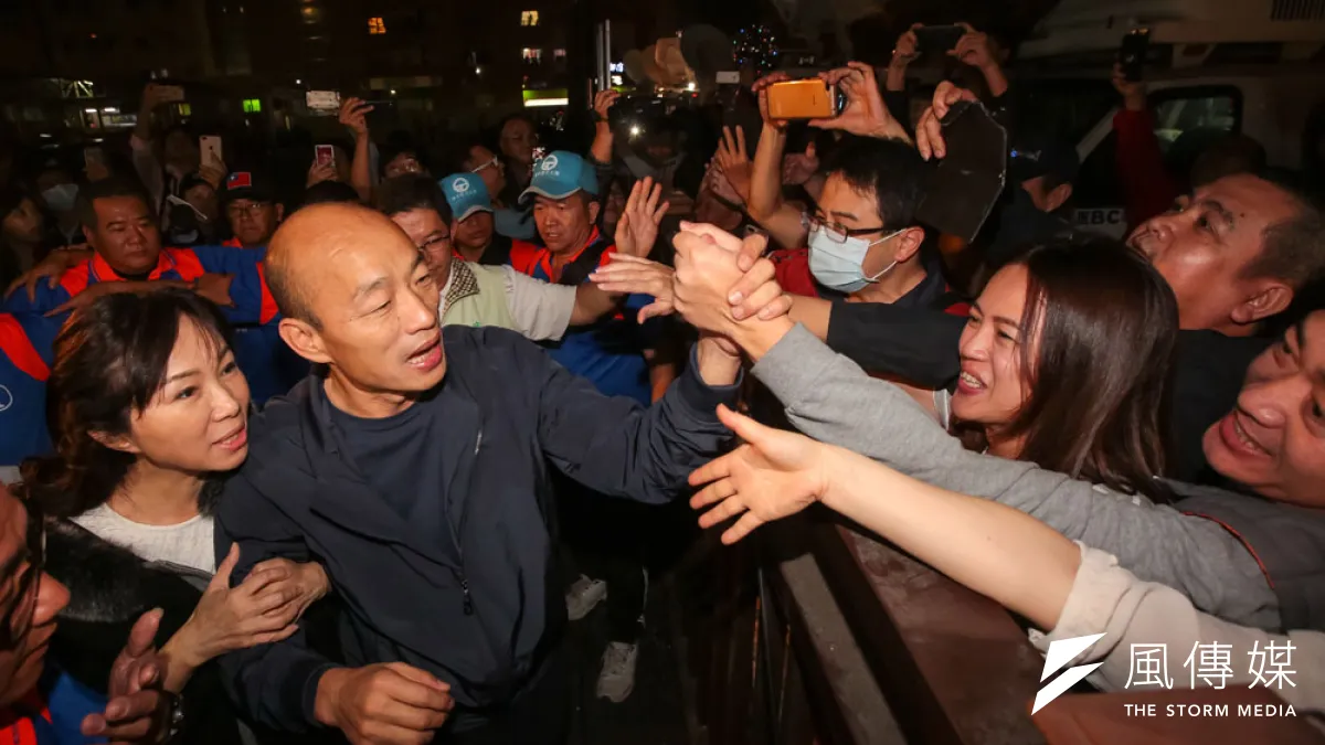 韓國瑜(左二)超高人氣持續不墜,占星師江之更分析顯示韓甚至會是台灣經濟的貴人。(顏麟宇攝)