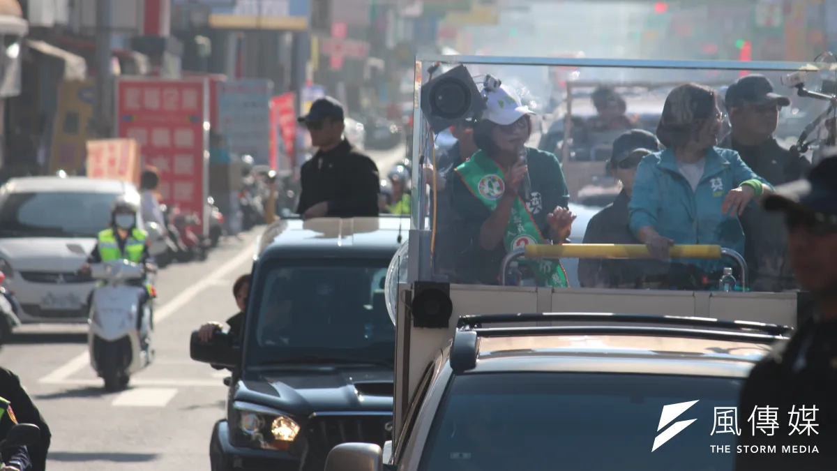總統蔡英文(右)7日赴雲林陪同立委候選人蘇治芬(左)車隊掃街。(黃信維攝)