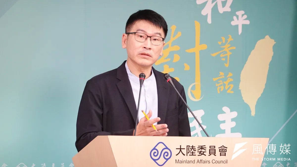 陸委會副主委梁文傑29日主持例行記者會。(楊騰凱攝)