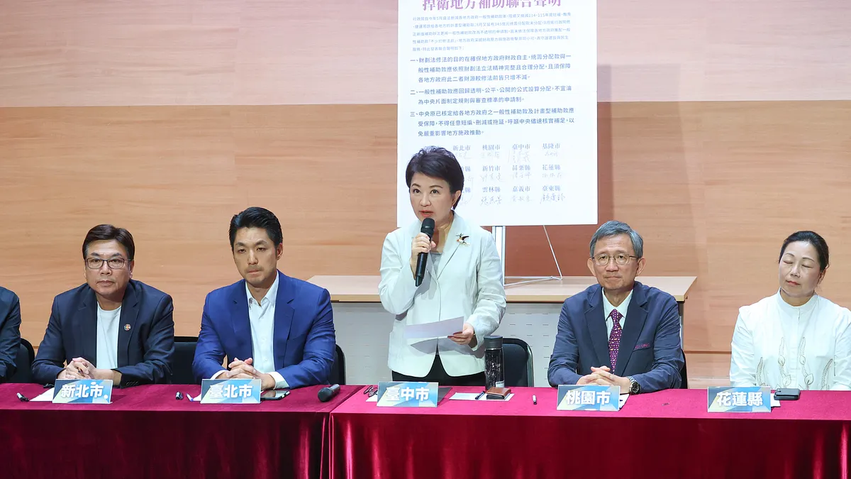 台中市長盧秀燕更直言:「放下大砍地方政府補助款和分配款的屠刀。」並強調稅收來自各縣市民眾,不該被中央「集權、集錢」。(顏麟宇攝) 台中市長盧秀燕更直言:「放下大砍地方政府補助款和分配款的屠刀。」並強調稅收來自各縣市民眾,不該被中央「集權、集錢」。(顏麟宇攝)