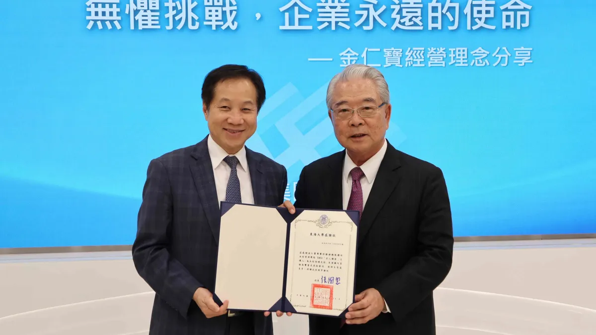 東海大學校長張國恩(左)力邀下,金仁寶集團總裁許勝雄(右)開設有學分的高階管理課程。(東海大學提供)