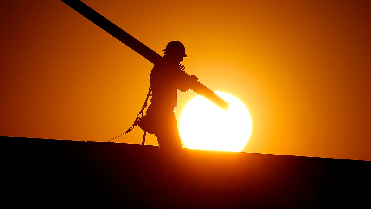 「對於這些傢伙而言,貧窮是家族傳統,他們的祖先是南方奴隸經濟體系中的臨時工,之後成為佃農,再成為煤礦工,近年來又成為機械技師和磨坊工人。美國人稱他們為鄉巴佬、紅脖老粗及白人垃圾,但我稱他們為鄰居、朋友及家人。」圖為在豔陽與熱浪下打拚的美國工人。(美聯社) 「對於這些傢伙而言,貧窮是家族傳統,他們的祖先是南方奴隸經濟體系中的臨時工,之後成為佃農,再成為煤礦工,近年來又成為機械技師和磨坊工人。美國人稱他們為鄉巴佬、紅脖老粗及白人垃圾,但我稱他們為鄰居、朋友及家人。」圖為在豔陽與熱浪下打拚的美國工人。(美聯社)