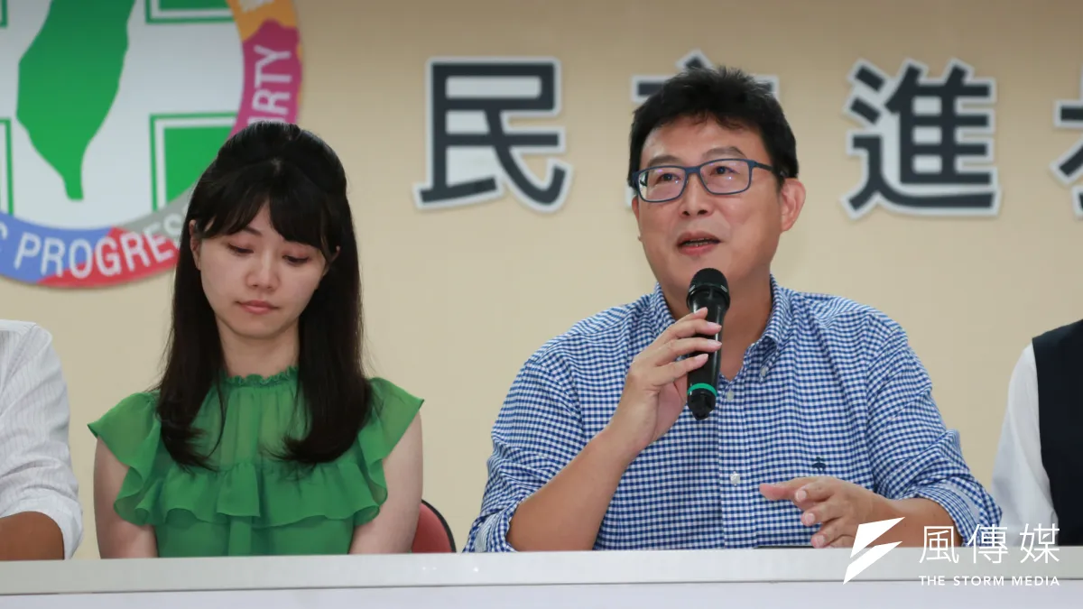 姚文智(右)民調不見起色,繼姚人多後,林德訓、郭文彬也加入姚團隊操盤。(簡必丞攝)
