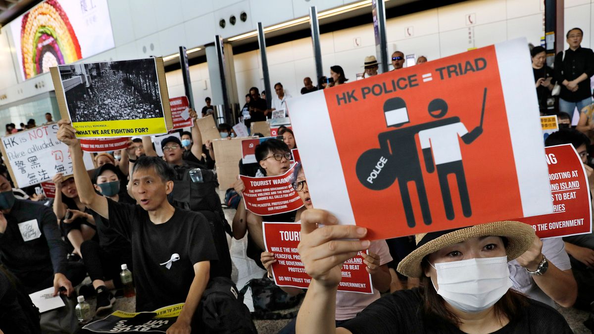 只有現在從區外搬進來元朗的人,才會對騎單車的元朗人指指點點。他們連元朗是一個怎樣的社區都不知道就帶著城市的思維與邏輯進來,然後要改變這個地方。圖為光復元朗活動,香港民眾痛批警方與不明白衣人為伍。(資料照,AP) 只有現在從區外搬進來元朗的人,才會對騎單車的元朗人指指點點。他們連元朗是一個怎樣的社區都不知道就帶著城市的思維與邏輯進來,然後要改變這個地方。圖為光復元朗活動,香港民眾痛批警方與不明白衣人為伍。(資料照,AP)