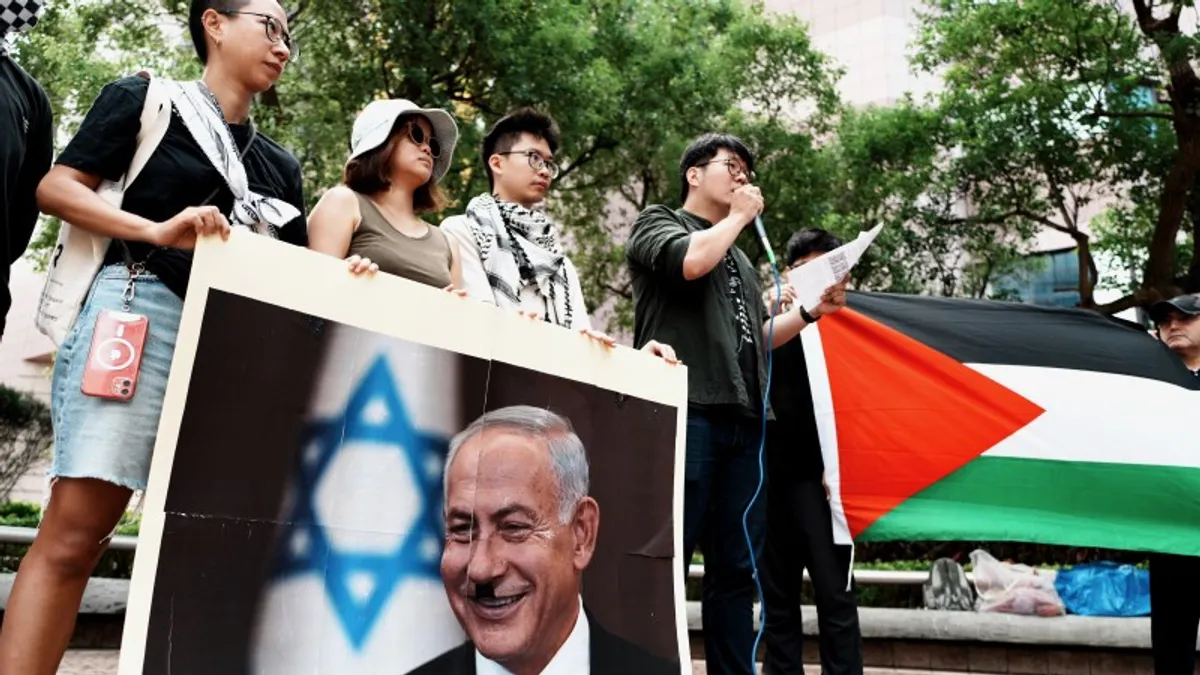 「台湾パレスチナ自由連帯」は7日朝、台北のイスラエル代表部に抗議に赴いた。彼らは、この1年間で目撃したのは「戦争ではなく、大虐殺である」と表明。 (写真は主催団体提供)