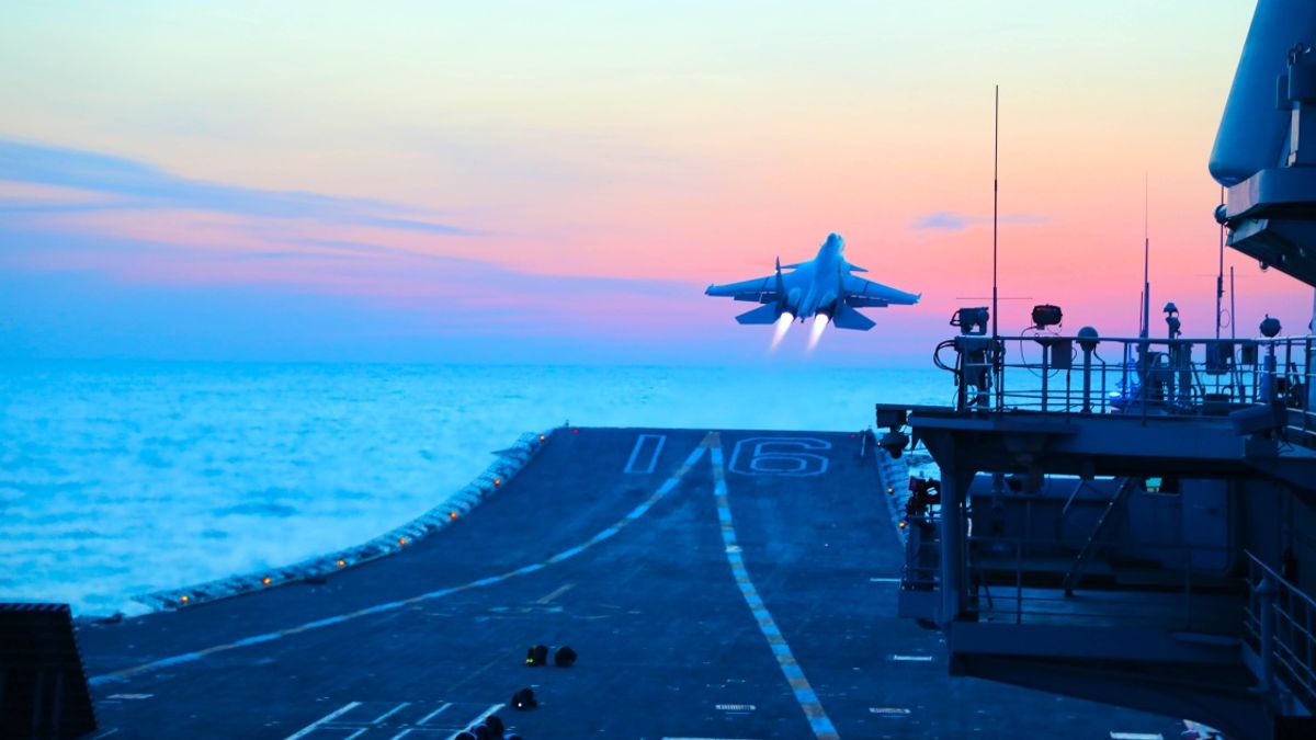 6日、沖縄本島南東の公海上空で日中の戦闘機が接触。日本側は、中国軍機が火器管制レーダーで自衛隊機を照射し、発砲寸前の危険な状況にあったと主張している。写真は空母「遼寧」の甲板から発進するJ-15戦闘機。(写真/中国軍網より) 6日、沖縄本島南東の公海上空で日中の戦闘機が接触。日本側は、中国軍機が火器管制レーダーで自衛隊機を照射し、発砲寸前の危険な状況にあったと主張している。写真は空母「遼寧」の甲板から発進するJ-15戦闘機。(写真/中国軍網より)