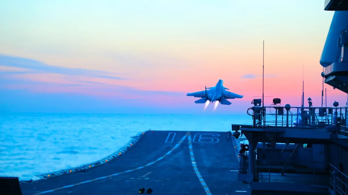 6日、沖縄本島南東の公海上空で日中の戦闘機が接触。日本側は、中国軍機が火器管制レーダーで自衛隊機を照射し、発砲寸前の危険な状況にあったと主張している。写真は空母「遼寧」の甲板から発進するJ-15戦闘機。(写真/中国軍網より) 6日、沖縄本島南東の公海上空で日中の戦闘機が接触。日本側は、中国軍機が火器管制レーダーで自衛隊機を照射し、発砲寸前の危険な状況にあったと主張している。写真は空母「遼寧」の甲板から発進するJ-15戦闘機。(写真/中国軍網より)