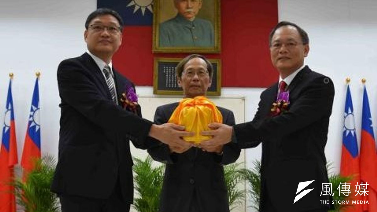 經濟部加工出口區管理處舉行高雄分處長卸任劉繼傳(左)、新任分處長吳大川交接典禮。(圖/徐炳文攝) 經濟部加工出口區管理處舉行高雄分處長卸任劉繼傳(左)、新任分處長吳大川交接典禮。(圖/徐炳文攝)