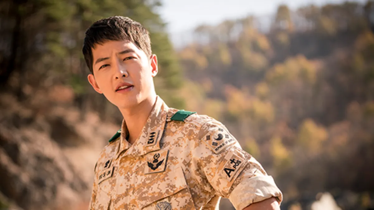 韓劇《太陽的後裔》男主角宋仲基飾演的特戰部隊軍官,有榮譽感、有愛國心!(取自KBS官網)