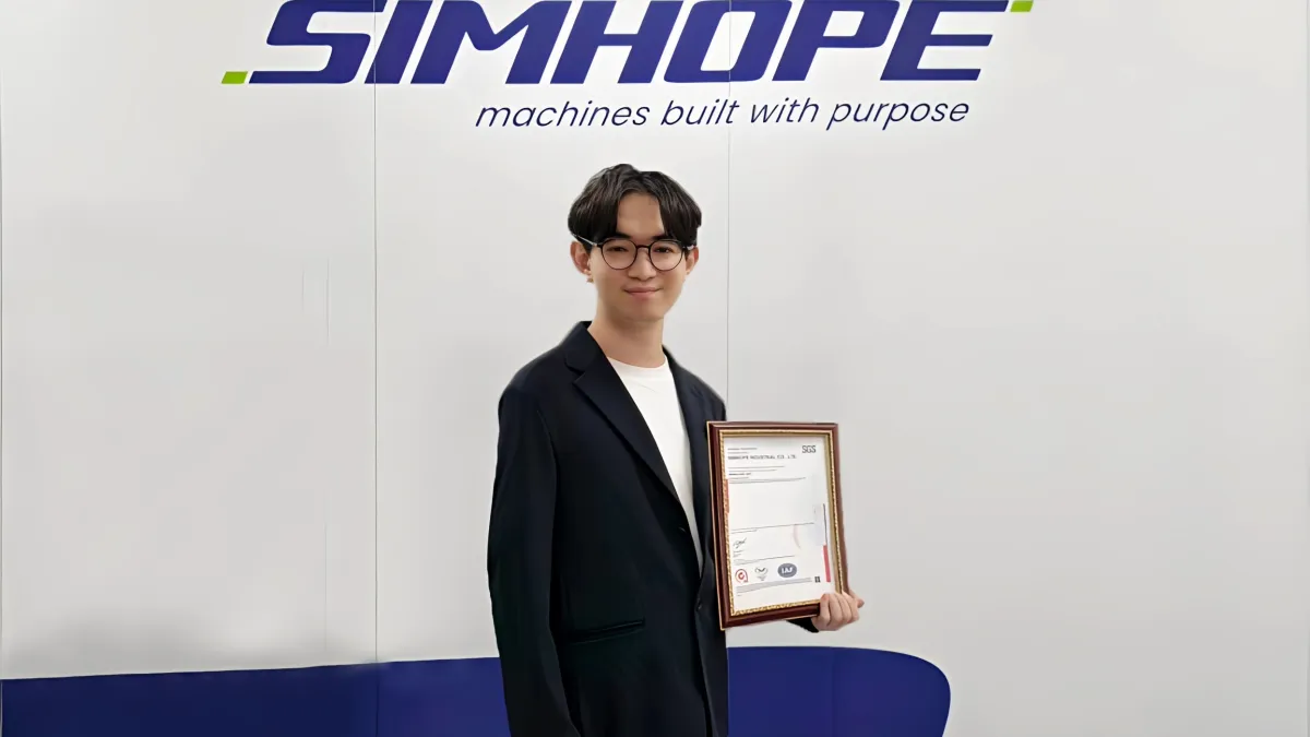信鋐工業永續長許國輝代表領取ISO27001證書。(圖/信鋐工業提供)