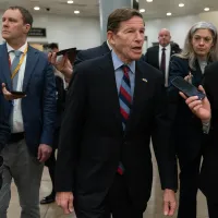 康乃狄克州民主黨參議員布魯門塔(Richard Blumenthal)10日在華盛頓國會大廈,出席參議院軍事委員會關於伊朗戰爭的閉門簡報後離開會場。(美聯社) 康乃狄克州民主黨參議員布魯門塔(Richard Blumenthal)10日在華盛頓國會大廈,出席參議院軍事委員會關於伊朗戰爭的閉門簡報後離開會場。(美聯社)