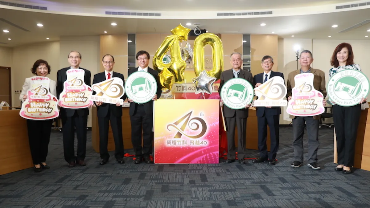 新竹科學園區管理局局長王永壯(左四)、前局長薛香川(左三)、前局長杜啓祥(左二)、前局長顏宗明(右三)、竹科園區科學工業同業公會理事長李金恭(右四),共同出席竹科40周年園慶記者會。(圖/竹科管理局提供)
