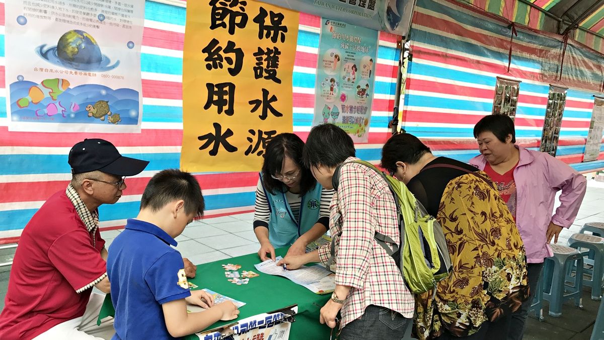 志工粽情粽意送愛心 台水結合公益活動宣導節約用水 志工粽情粽意送愛心 台水結合公益活動宣導節約用水