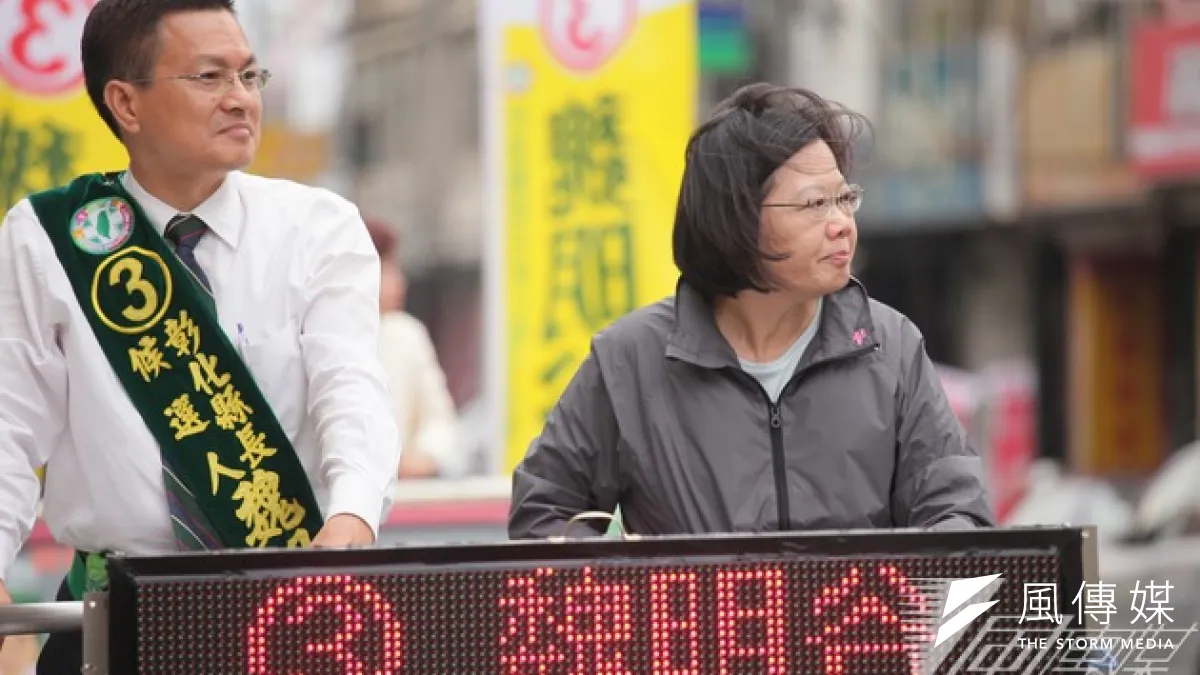 九合一倒數,民進黨最後將力守中台灣,圖為民進黨黨主席蔡英文陪彰化縣長候選人魏明谷掃街。(資料照片,蕭德洪攝)