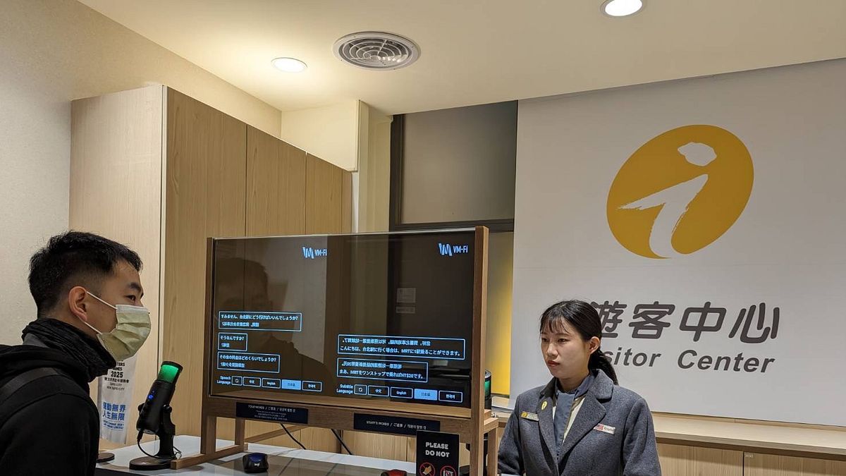 西門町遊客中心於台北燈節期間設置AI「智慧翻譯透明面板」即時翻譯服務。(圖/臺北市政府觀傳局提供) 西門町遊客中心於台北燈節期間設置AI「智慧翻譯透明面板」即時翻譯服務。(圖/臺北市政府觀傳局提供)