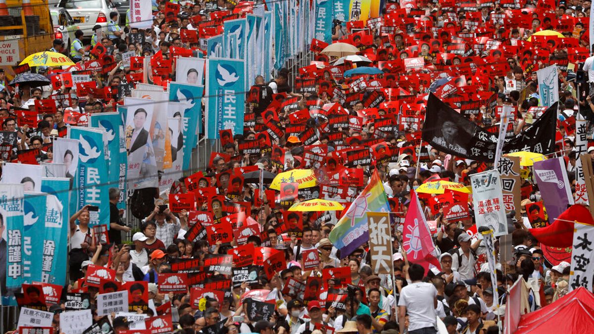 香港「民間人權陣線」9日發起反對修訂《逃犯條例》的反送中大遊行,宣布共有103萬人參與。(美聯社) 香港「民間人權陣線」9日發起反對修訂《逃犯條例》的反送中大遊行,宣布共有103萬人參與。(美聯社)