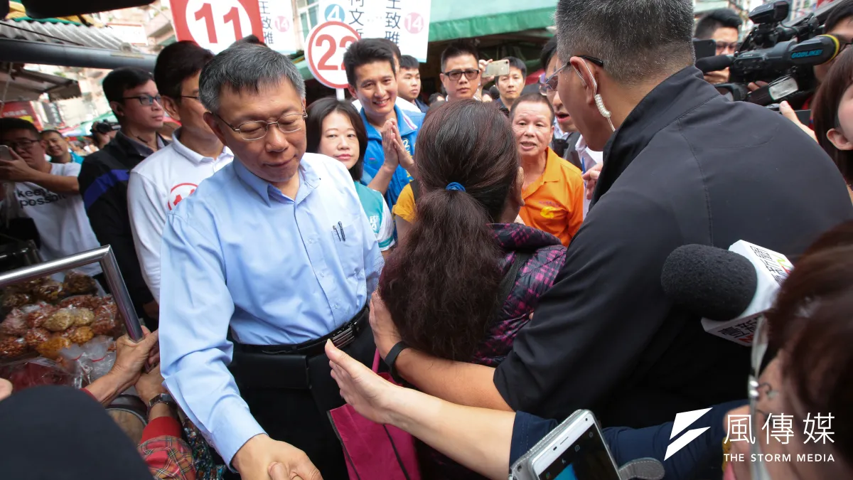 20181116-台北市長柯文哲16日一早至臨江市場掃街拜票,民眾於途中嗆聲重陽敬老金問題,遭警方勸離。(顏麟宇攝)