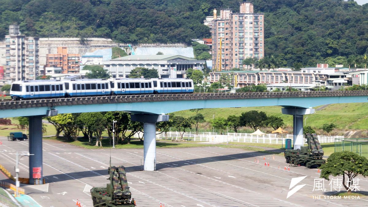 近日因「彰化透天厝生出鐵皮屋『吃掉人行道、路燈、座椅』」之新聞,引起大眾對台灣道路、人行道設計的討論。(資料照/蘇仲泓攝) 近日因「彰化透天厝生出鐵皮屋『吃掉人行道、路燈、座椅』」之新聞,引起大眾對台灣道路、人行道設計的討論。(資料照/蘇仲泓攝)