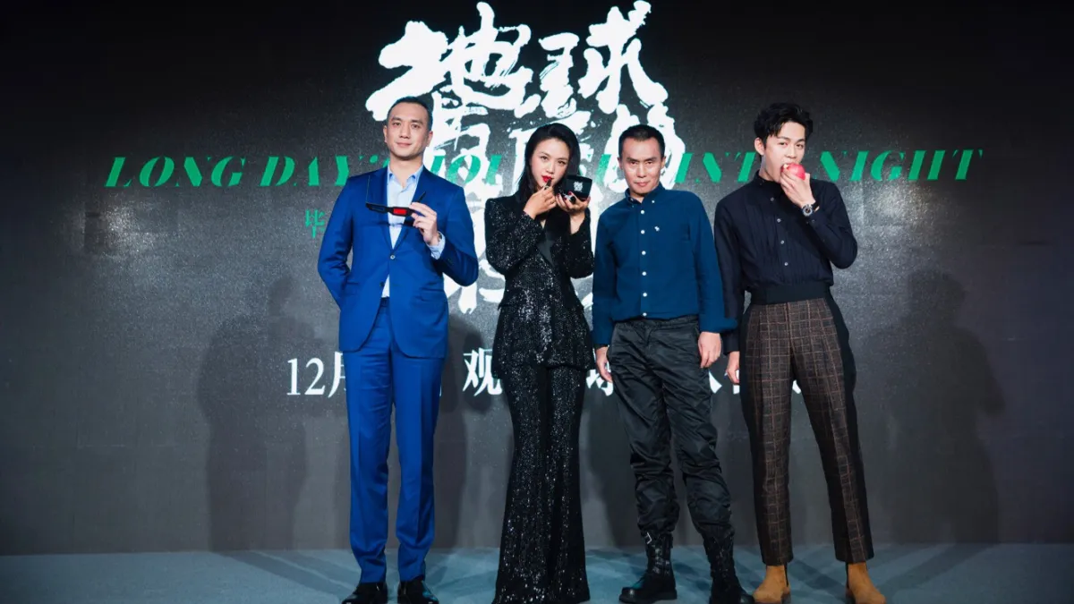 《地球最後的夜晚》演員黃覺(左起)、湯唯、陳永忠、李鴻其用關鍵道具,透露劇情端倪。(甲上娛樂提供)