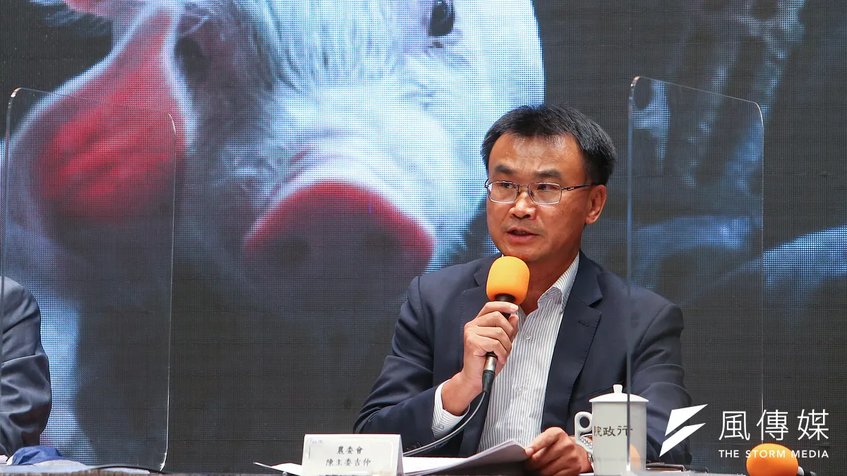 當年還是「農運學者」的農委會主委陳吉仲曾說「政府打死也要擋」,如今却要為瘦肉精美豬辯護。(顏麟宇攝)