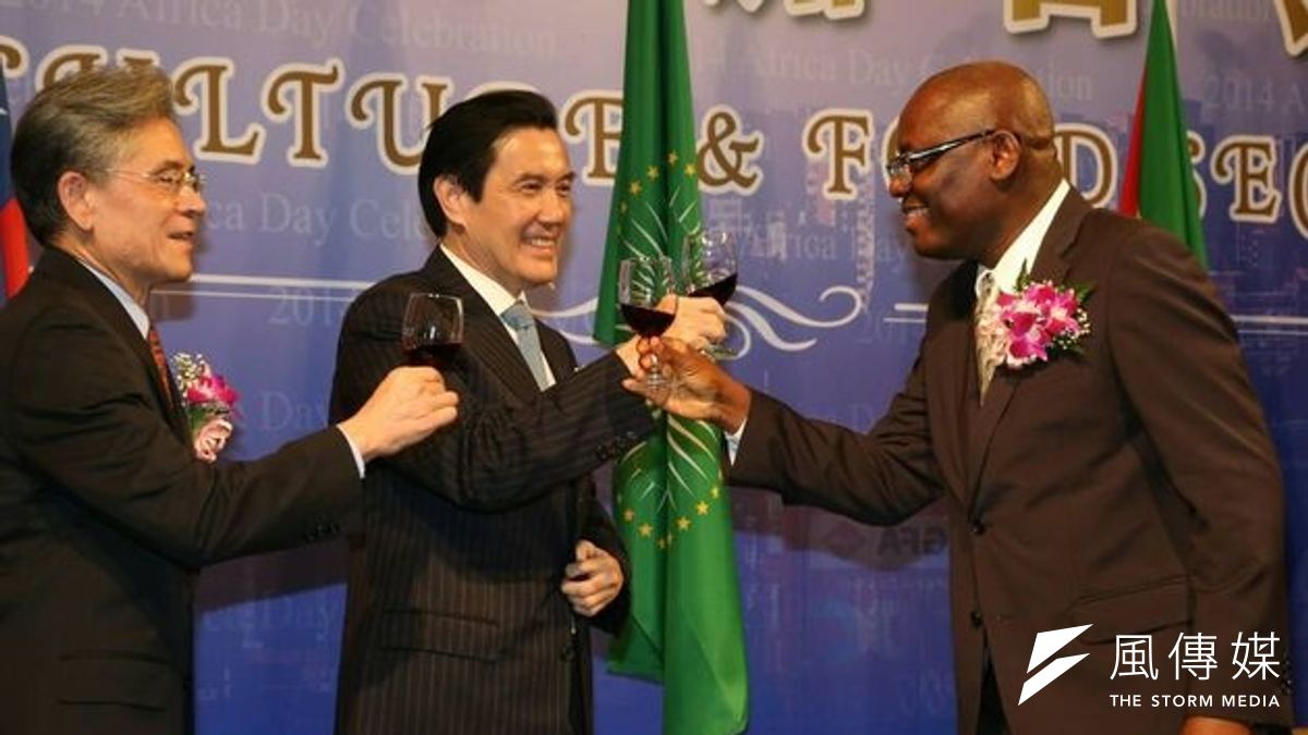 馬英九總統25日出席歡慶非洲日,非洲使節團長金達斯(右)推崇曼德拉帶給世界正義與平權的重要遺產。(余志偉攝) 馬英九總統25日出席歡慶非洲日,非洲使節團長金達斯(右)推崇曼德拉帶給世界正義與平權的重要遺產。(余志偉攝)