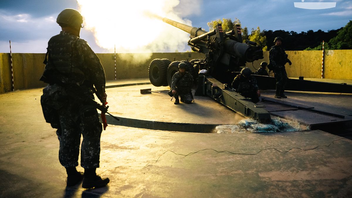 20240724-漢光40號演習,陸軍馬祖防衛指揮部南竿守備大隊混砲連24日展開航道封鎖實彈射擊,砲班發射155公厘加農砲。(軍聞社提供) 20240724-漢光40號演習,陸軍馬祖防衛指揮部南竿守備大隊混砲連24日展開航道封鎖實彈射擊,砲班發射155公厘加農砲。(軍聞社提供)